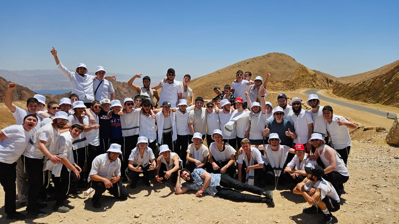 קבוצה גדולה בתצפית בהרי אילת מעל מפרץ אילת
