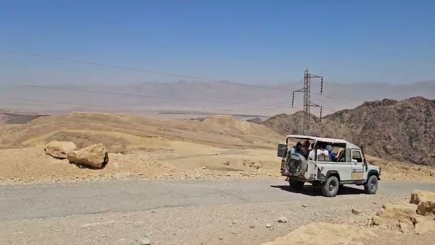 ג׳יפים ומשתתפים בדרך עפר במדבר אילת