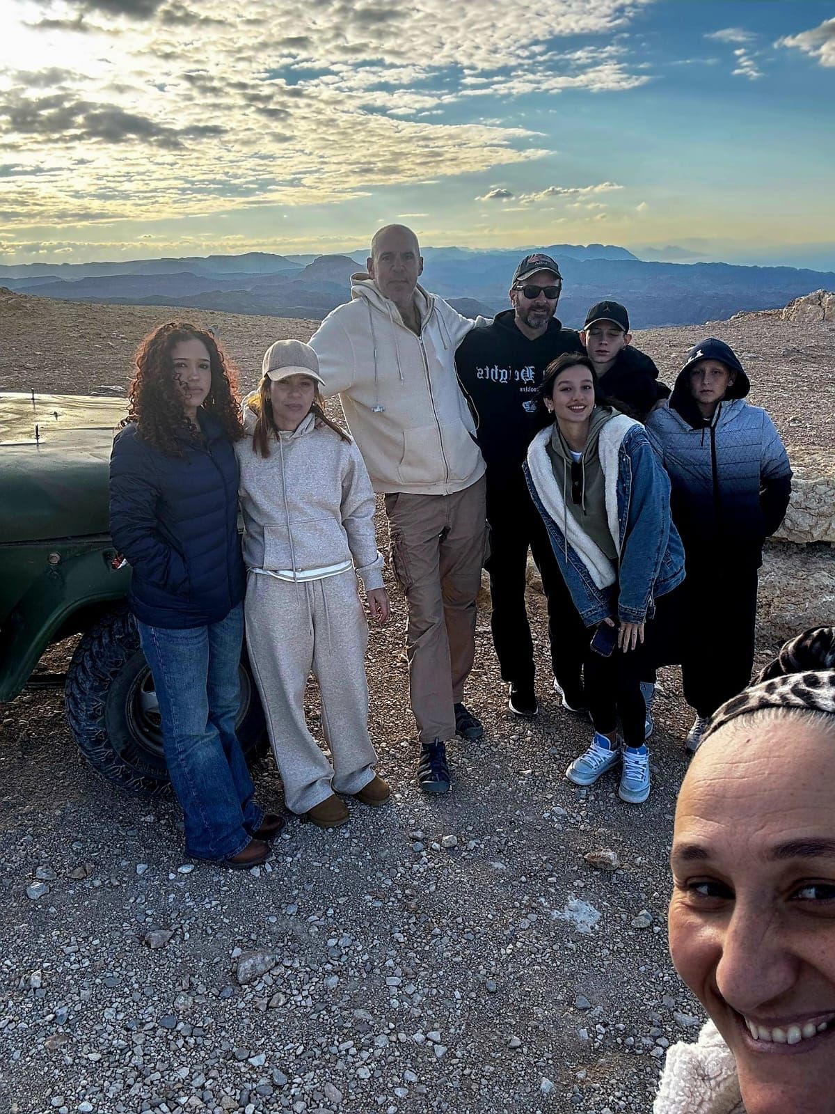 משפחה ליד ג׳יפ בתצפית מעל הרי המדבר