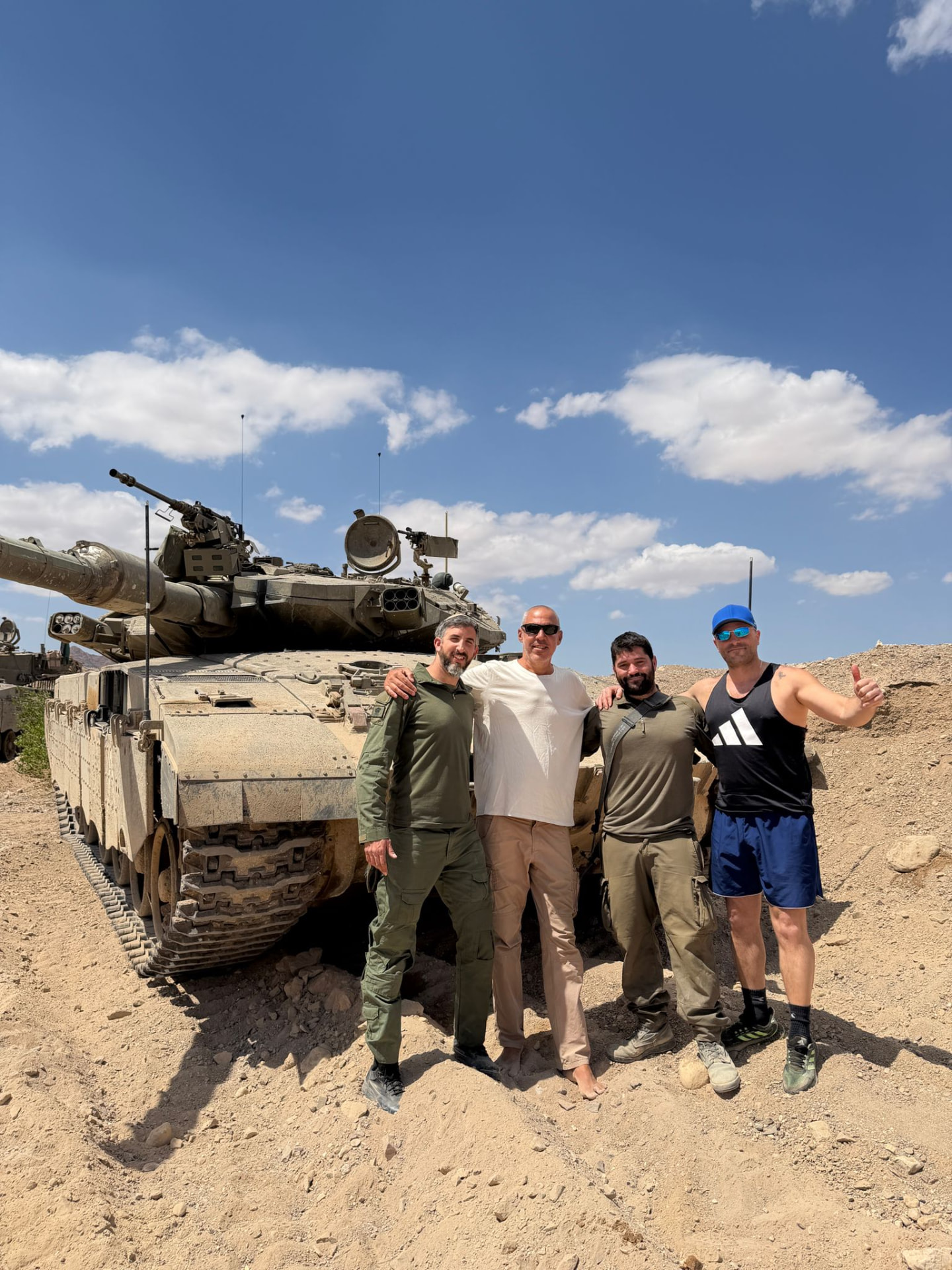 שלומי ואנשי שטח בשטח מדברי