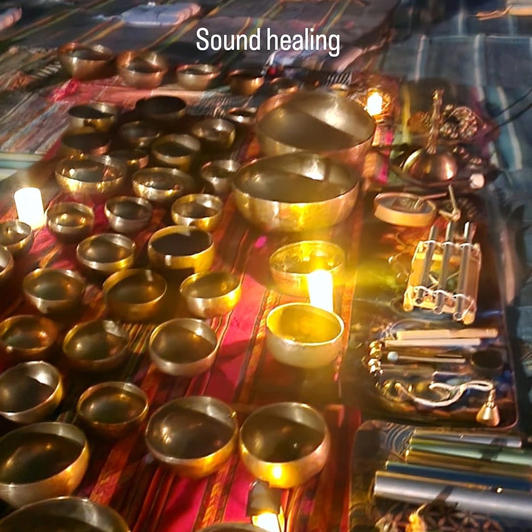 קעריות שירה ונרות בפריסת סדנת Sound Healing